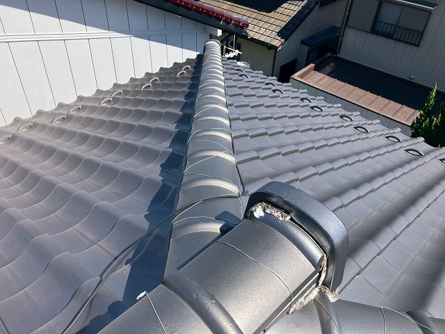 鬼瓦の漆喰が剥がれている